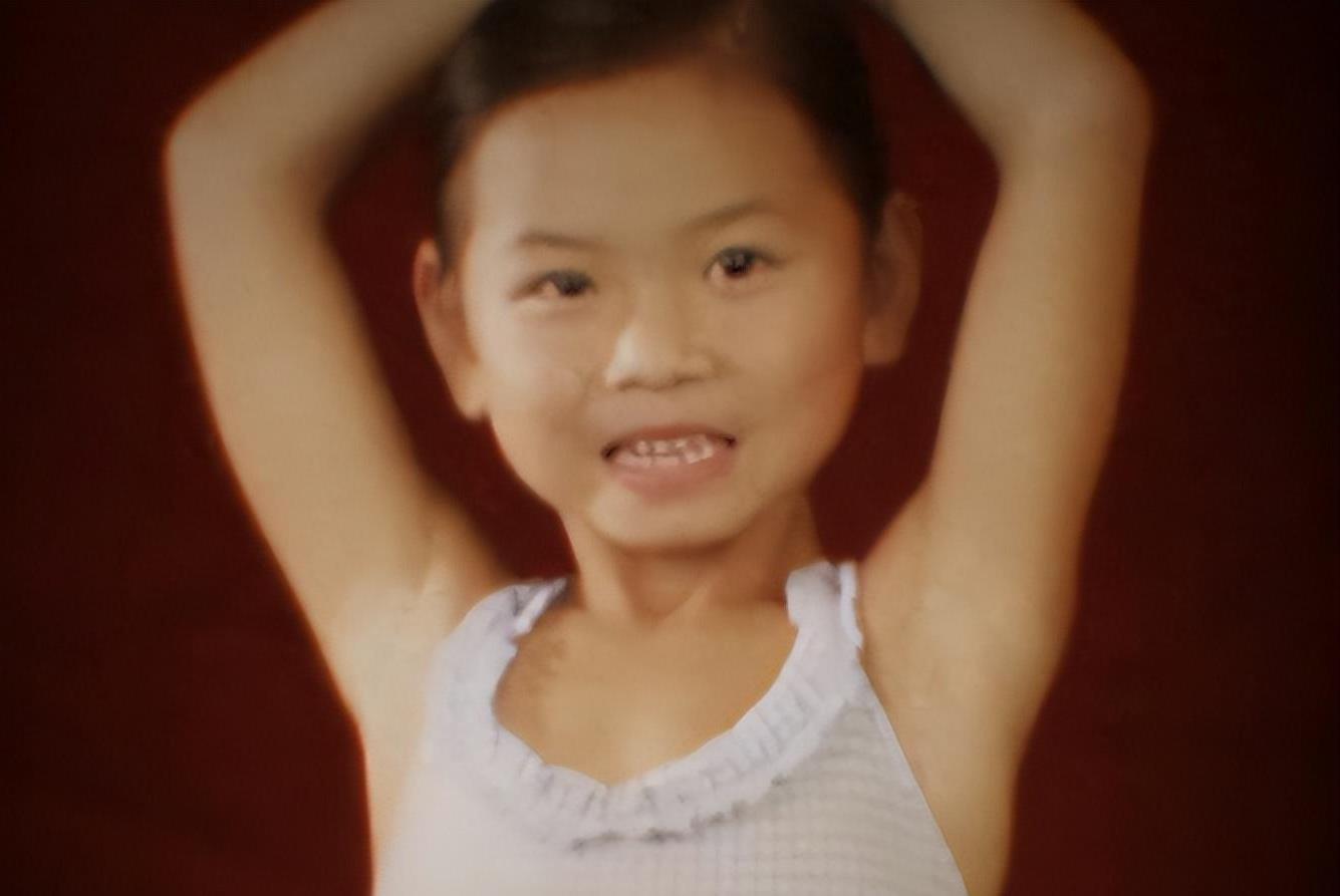 2013年,中国女孩被养父母杀害,生前被强灌镇静剂,拍大量不雅照