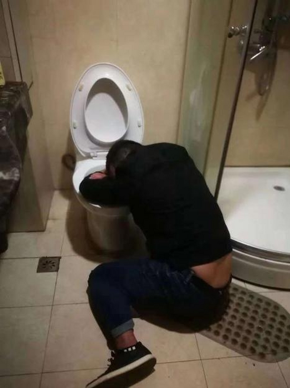 男子年会醉酒2小时后身亡,公司称不算工伤!