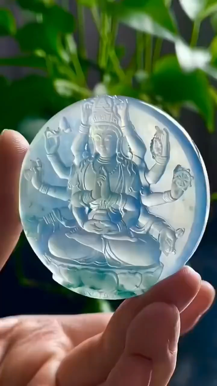 手镯芯雕刻出来的千手观音牌子挂件太美了