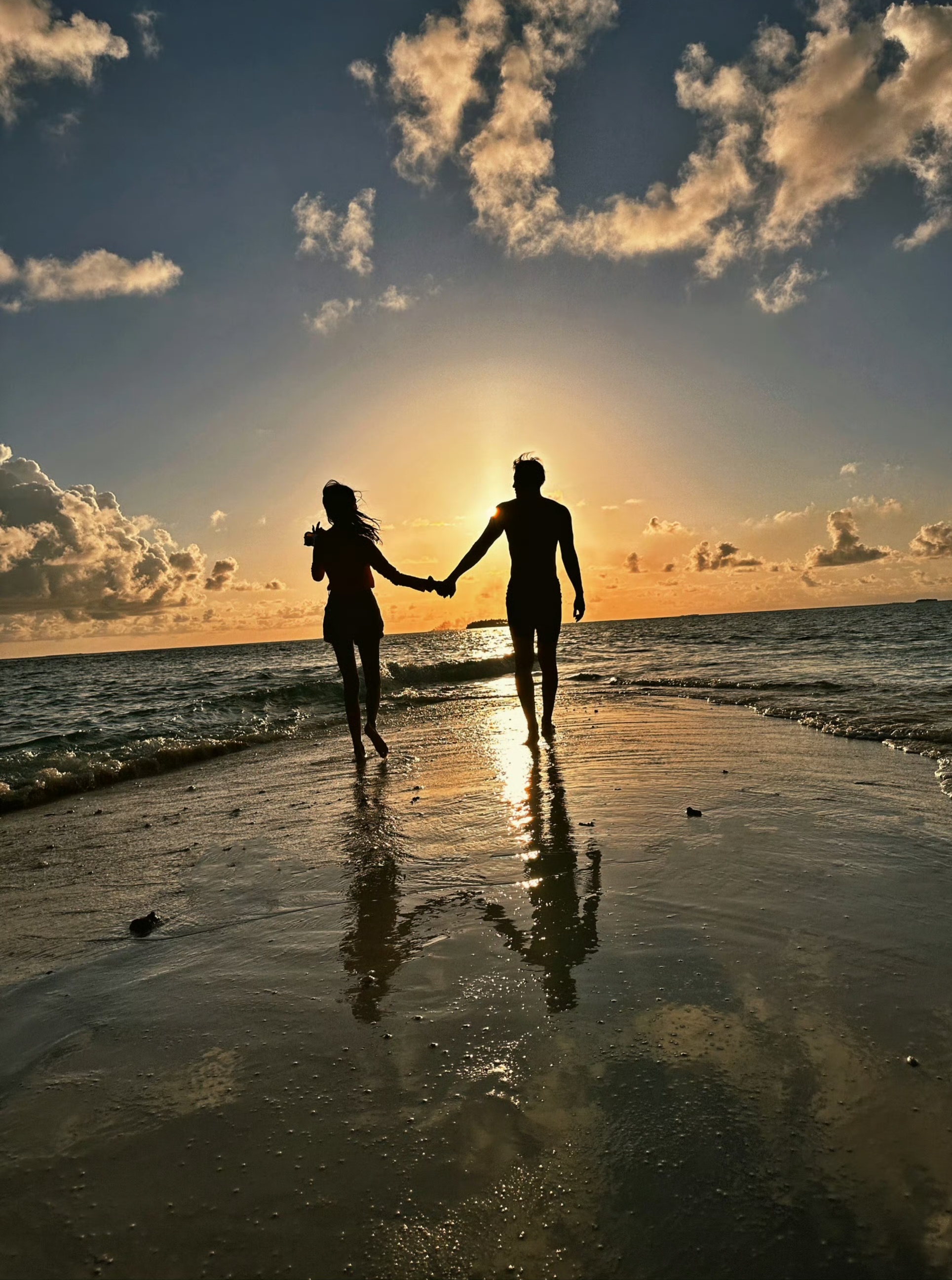 牵手背影一男一女牵手背影图片牵手情侣背影牵手照真实牵手背影照牵手