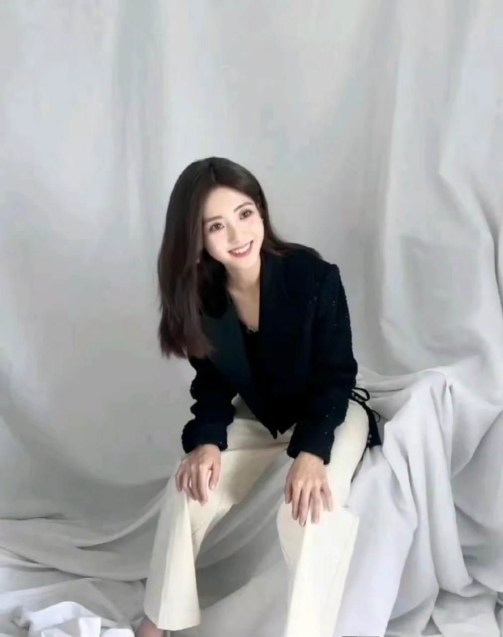 邢菲虽身高不高,但她懂得穿搭,时尚精致且大方自信!