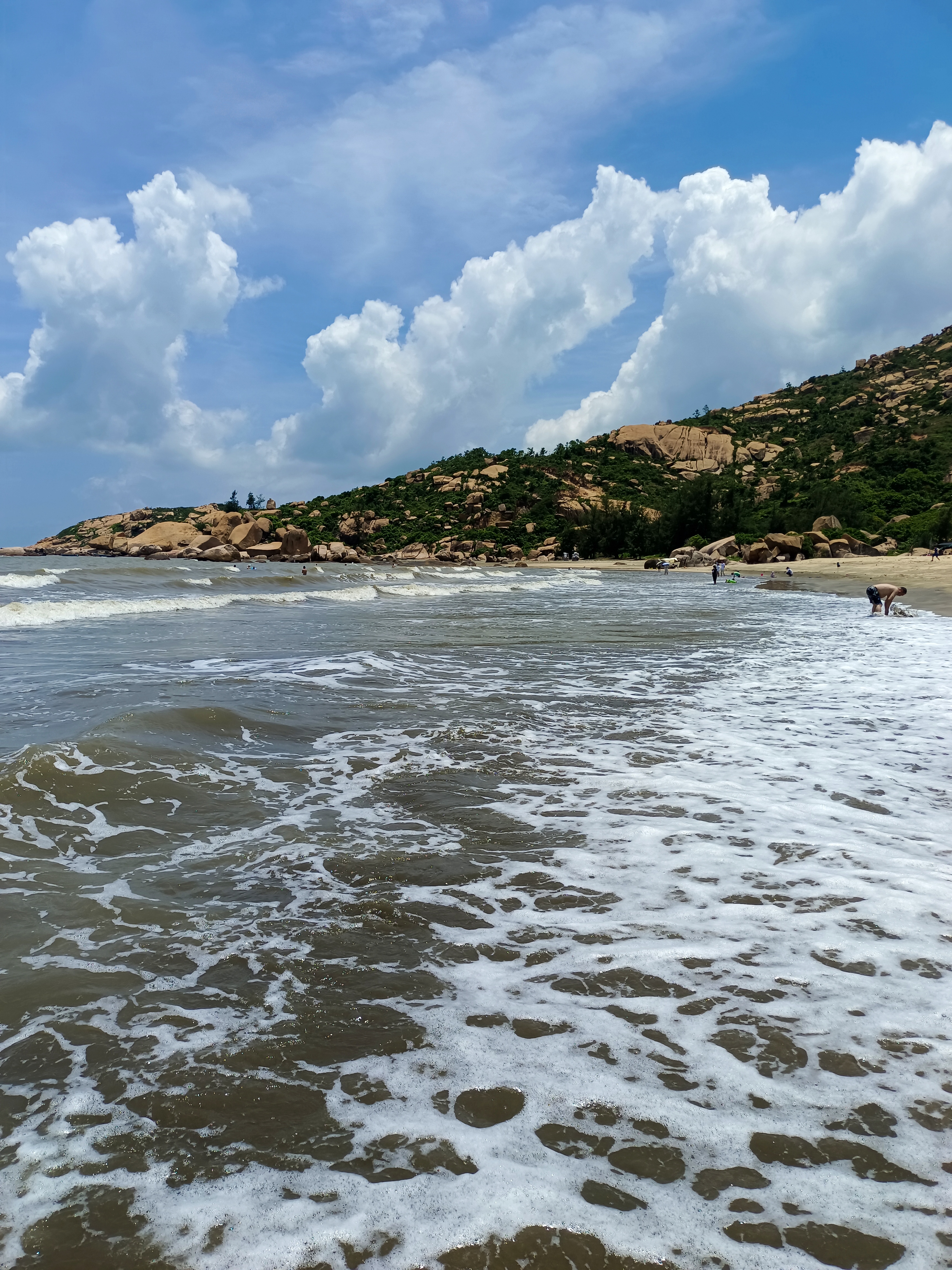 离你那么近,触手可及, 风是凉爽的,粗的砂暖的海