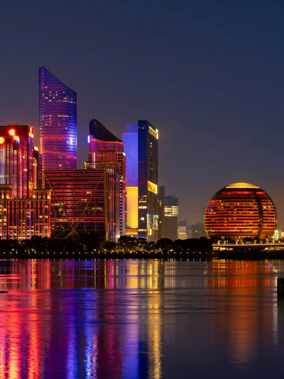 这是深圳狭窄地域展示不出来的独特景观,钱江新城作为杭州版外滩,比