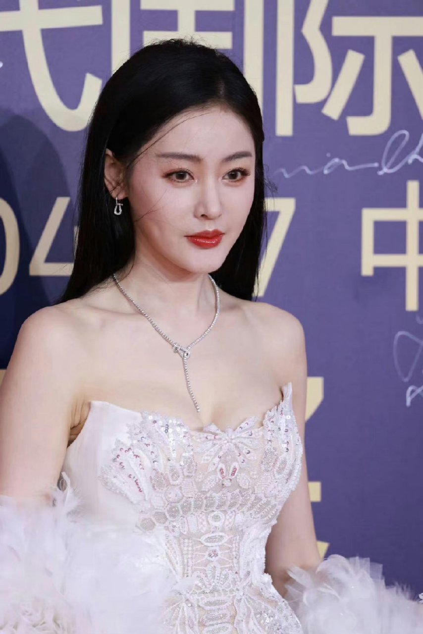 白裙翩跹,张天爱出席活动尽显绰约风姿,优雅气质令人陶醉