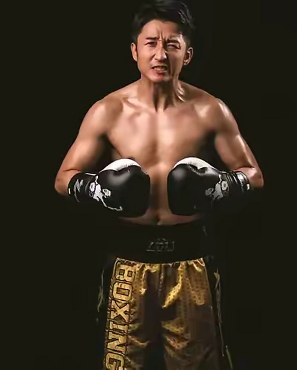 李小龙和邹市明,无规则的前提下,在拳击台上对战,不能出界,谁的实力更