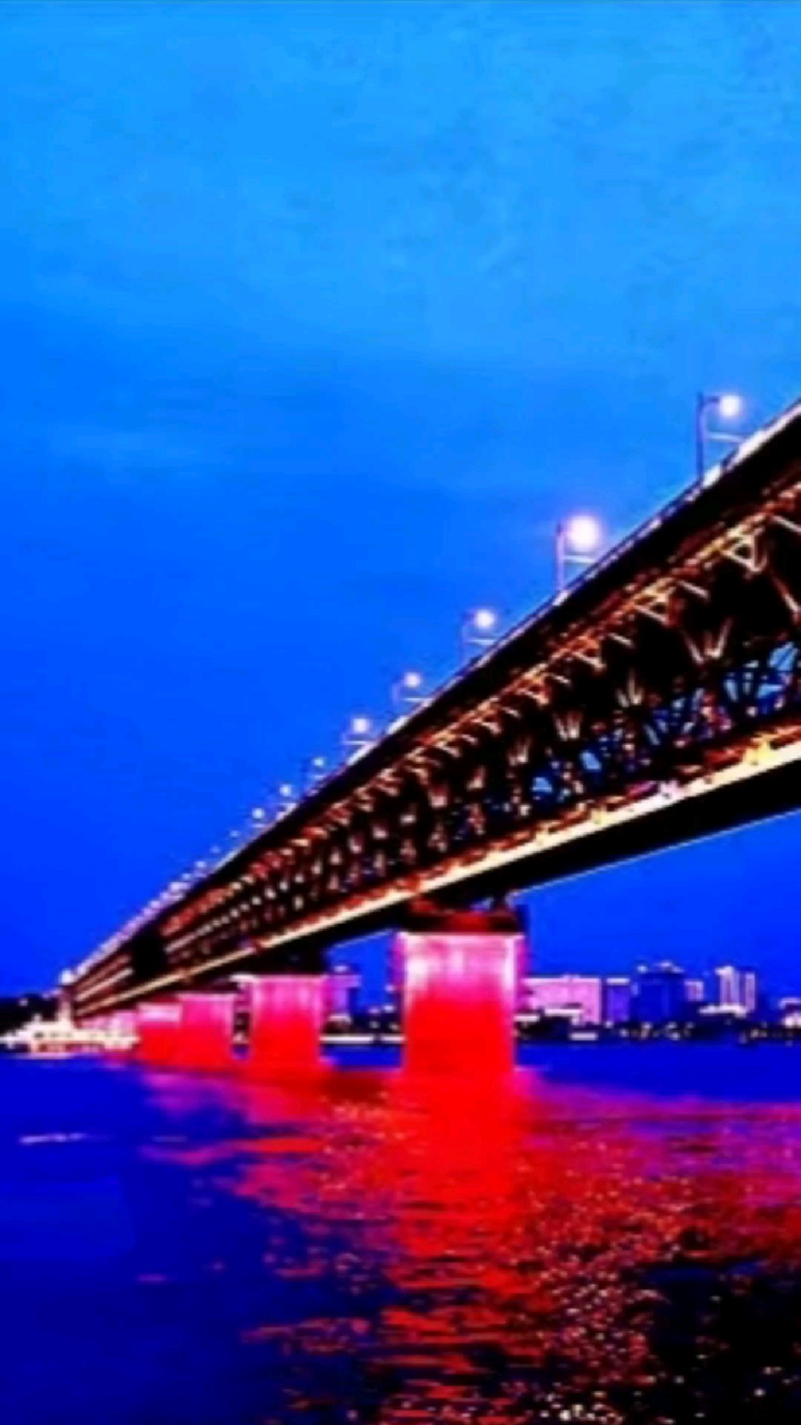 武汉长江大桥及两江夜色恰似"火树银花不夜天,流光溢彩夜辉煌"