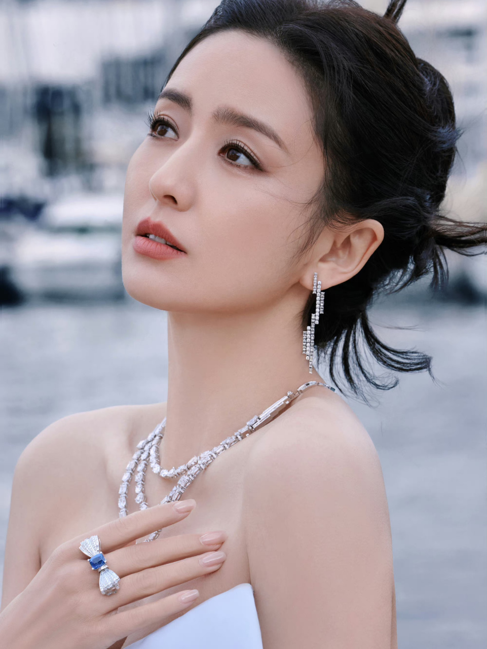 佟丽娅,气质高雅,性感魅惑.