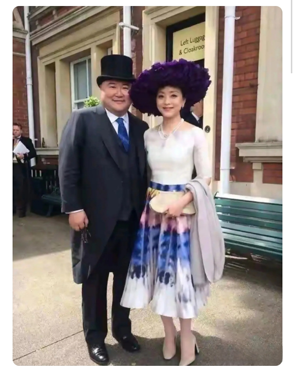 杨澜与老公吴征在国外观赏马赛,彼时的杨澜,装扮得犹如贵妇人.