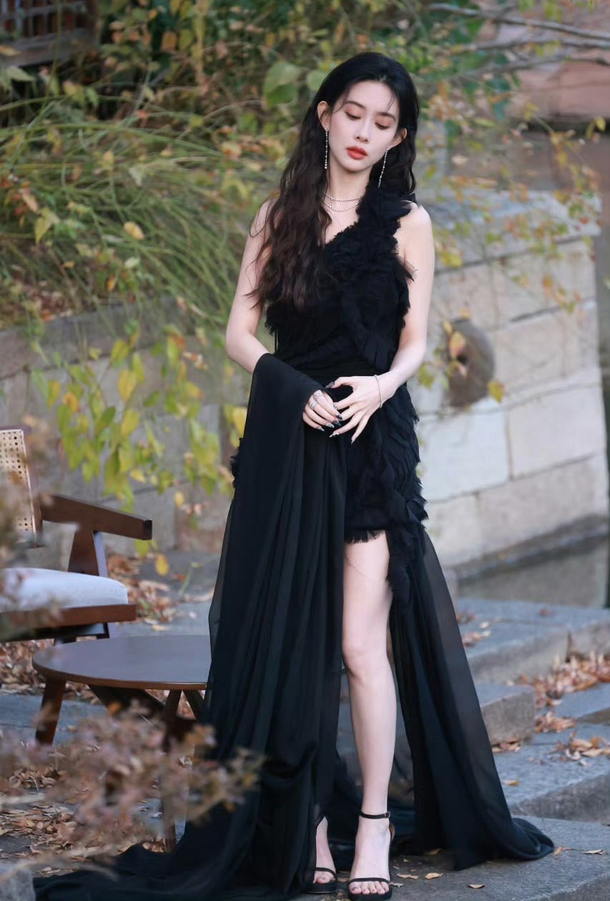 孟子义,黑色纱裙搭配黑色一字带高跟鞋,自然美!
