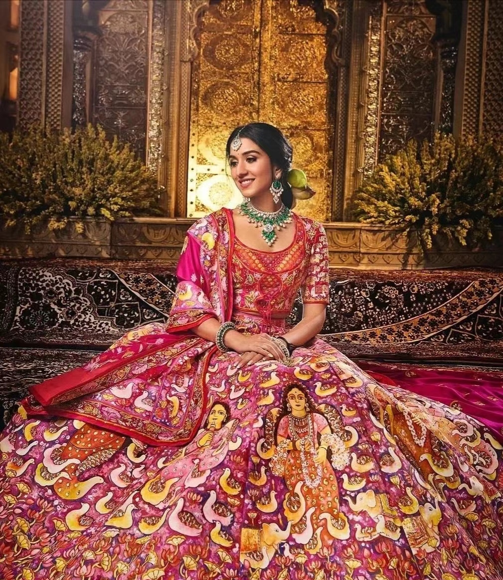 都是印度的传统服饰,而不是什么西方的西装和婚纱什么的呢