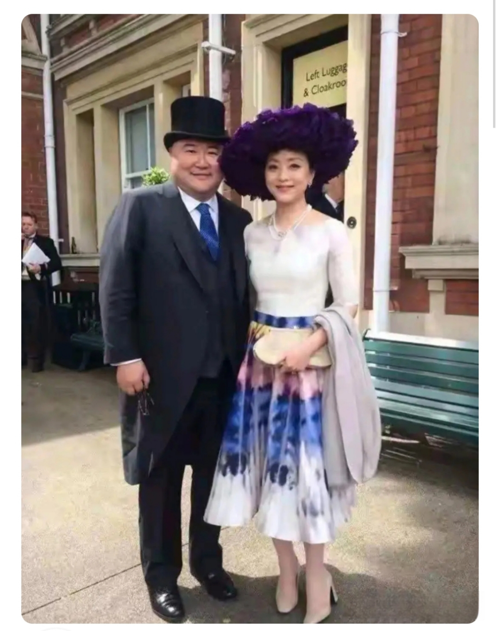 杨澜与老公吴征在国外观赏马赛,彼时的杨澜,装扮得犹如贵妇人.