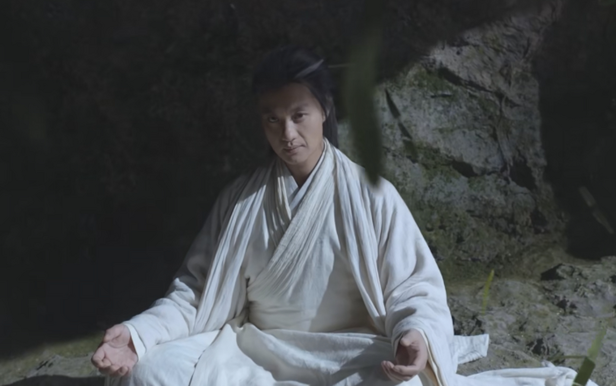 周一围饰演的黄药师,蒜头鼻,满脸的忧郁加油腻,看着就不太聪明的样子