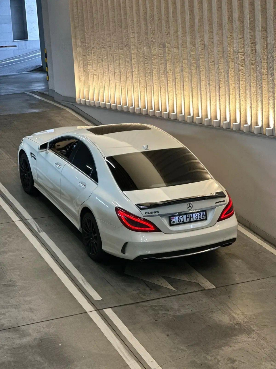 因为一个尾灯而喜欢上的一款车型,奔驰恶魔之眼尾灯cls63 amg 5.