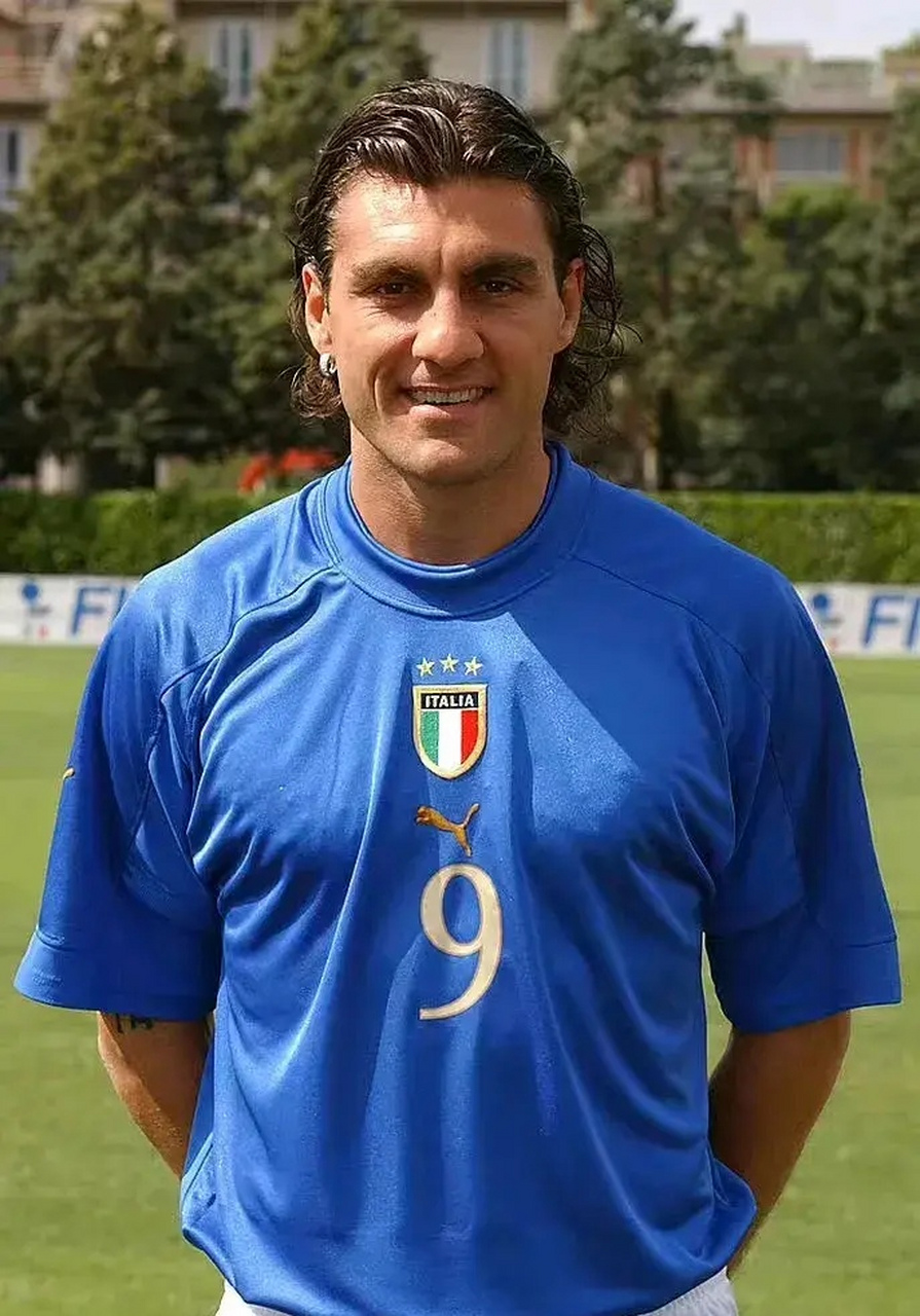 维埃里这种身体素质的中锋,任何中卫都无法靠身体挤开或者撞开他,夸张