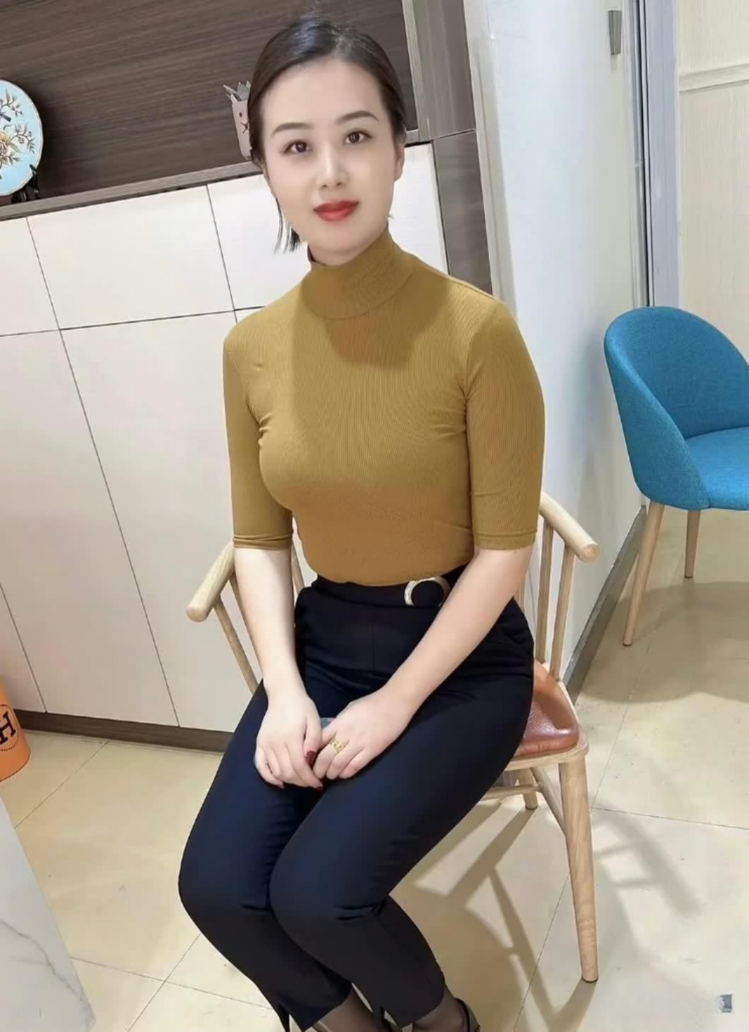 当大姐看到照片后,整个人高兴坏了? 看着照片,不停的念刀,哎!