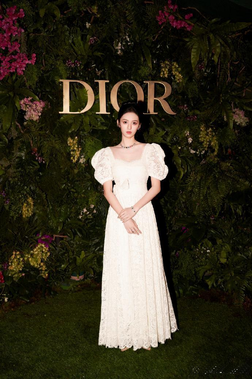 周也穿上dior的白色连衣裙,简直就像个公主跟dior的风格特别搭