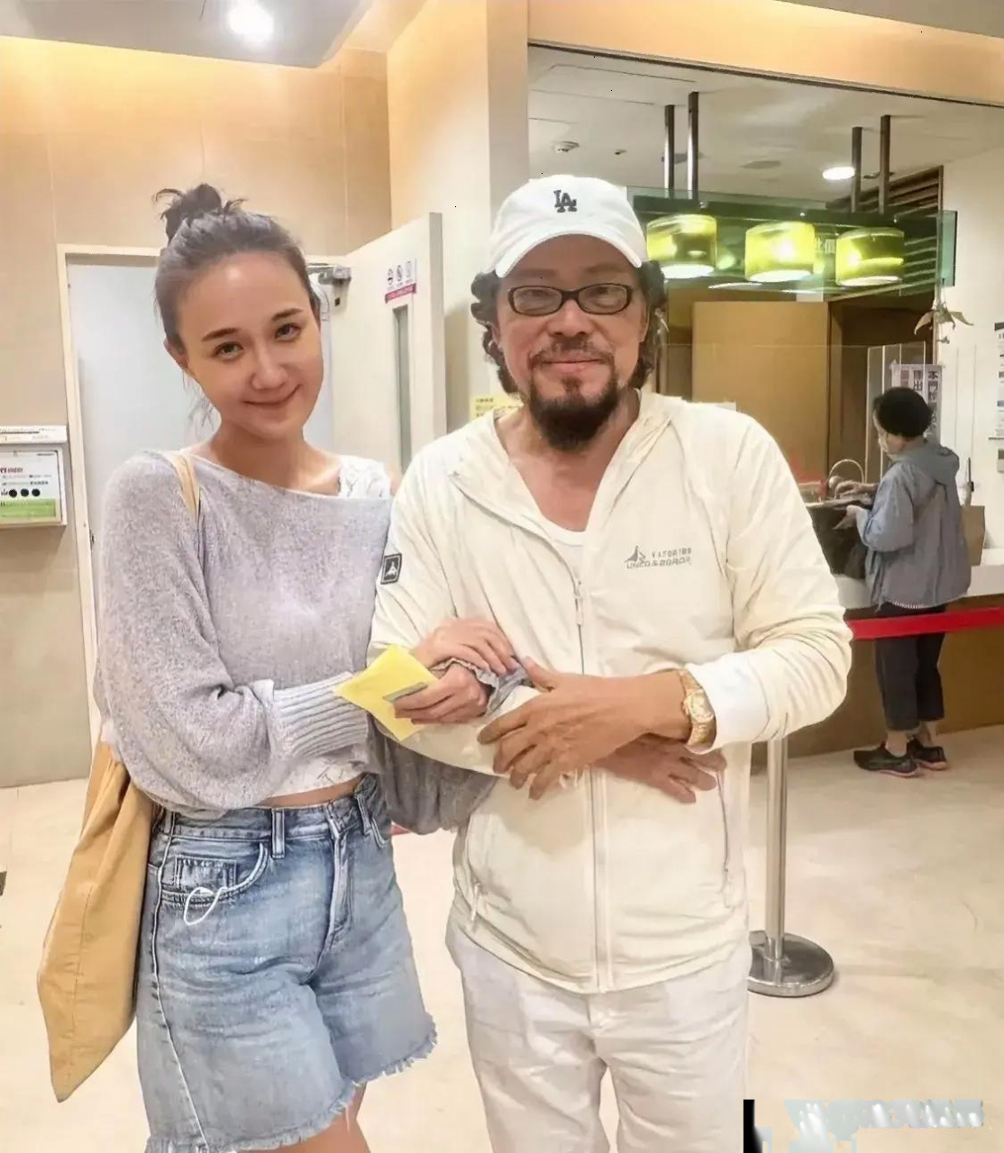 有台湾省女星去看牙医,偶遇退圈多年的72岁综艺天王张菲,许久未露面