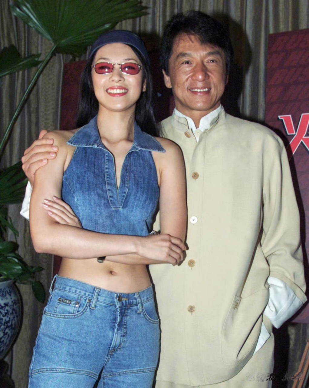 2001年,成龙和章子怡出席好莱坞电影《尖峰时刻2》在香港的发布会