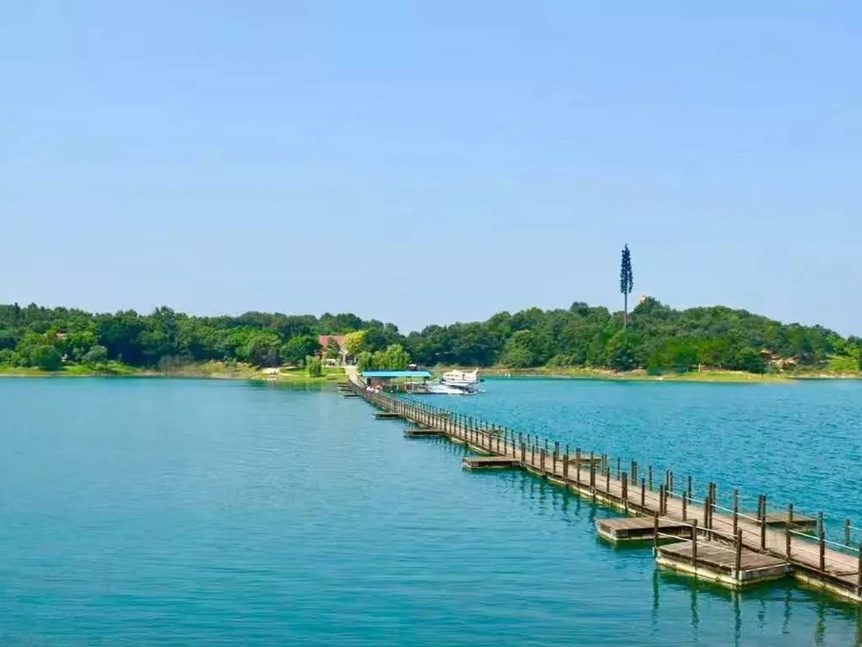 夏日闪光旅行家#荆门漳河:这里湖水清澈,碧波荡漾,四周群山环绕,风 