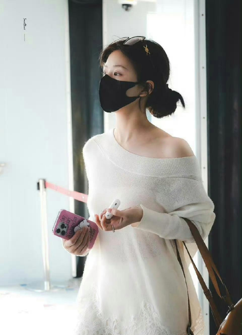 同是机场的生图,吴宣仪和赵露思这么一看