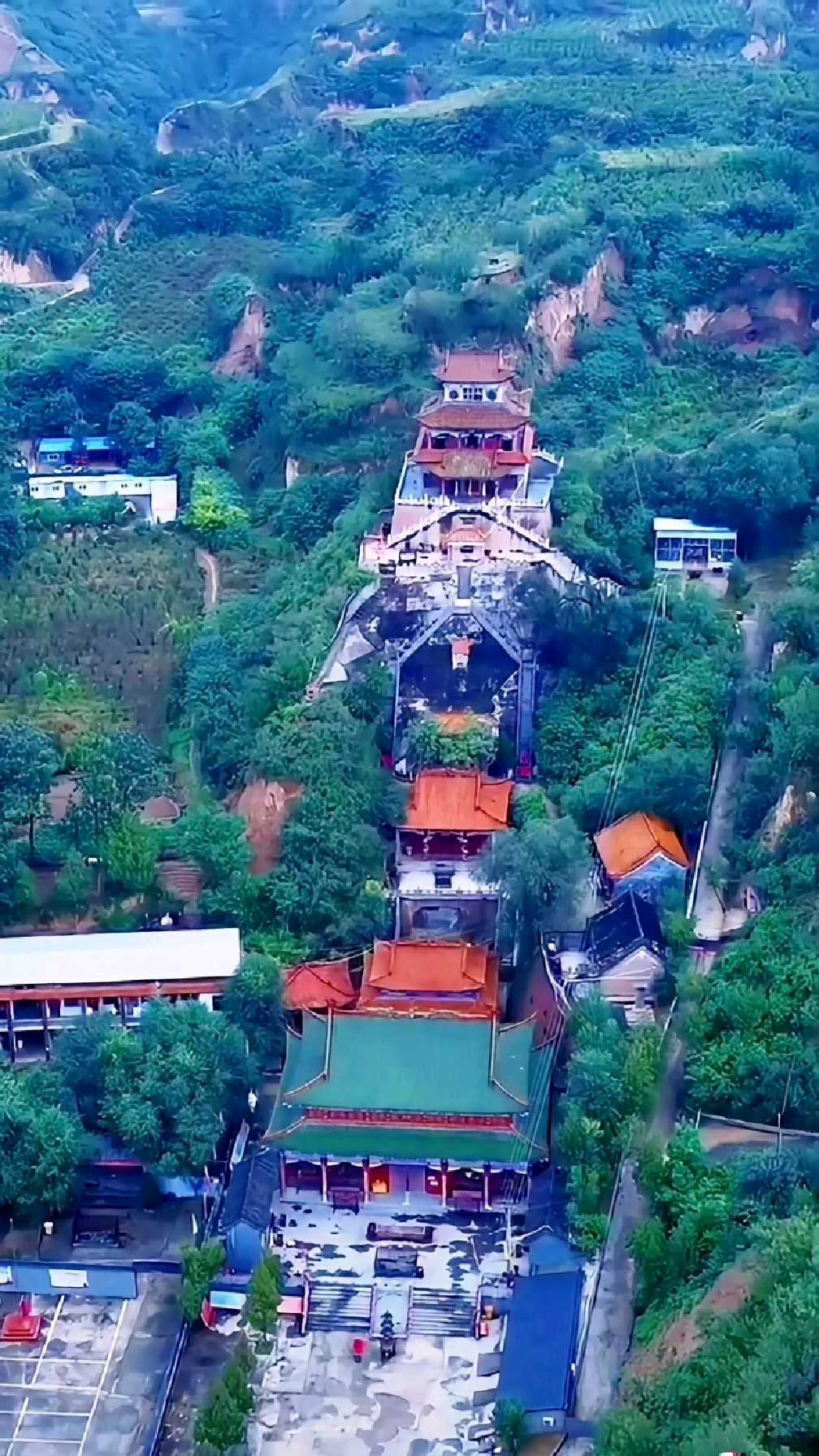 郑州荥阳飞龙顶道观群相互照应,意气相连,犹如飞龙腾空