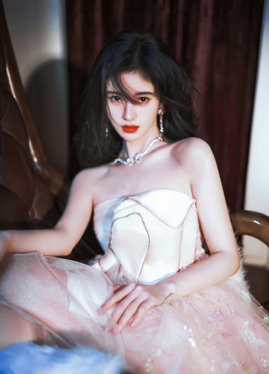 鞠婧祎,白色粉纱抹胸裙,红唇也显得好清纯唯美呢!