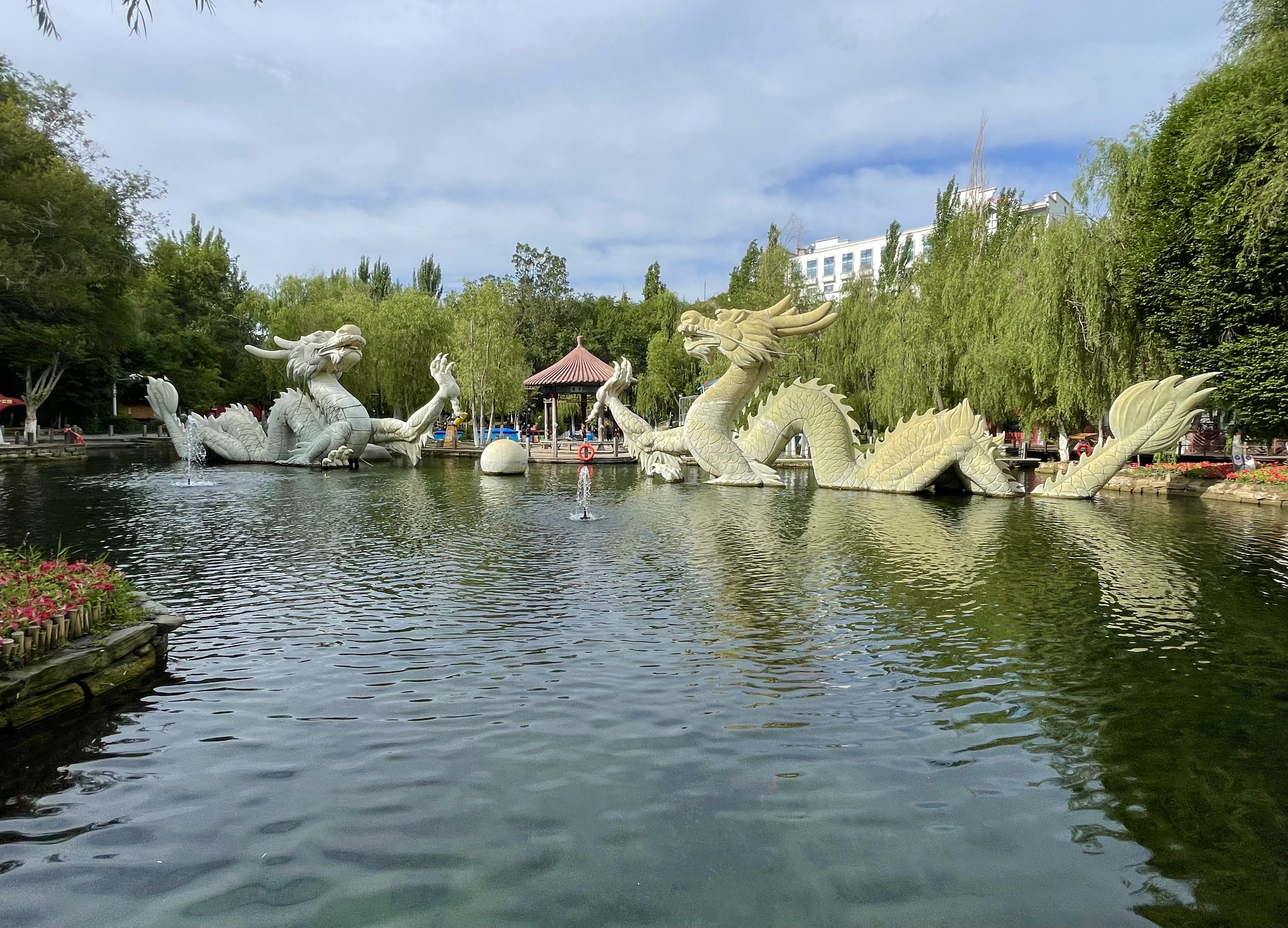 新疆乌鲁木齐市水磨沟公园游园记          水磨沟公园位于乌鲁木齐市