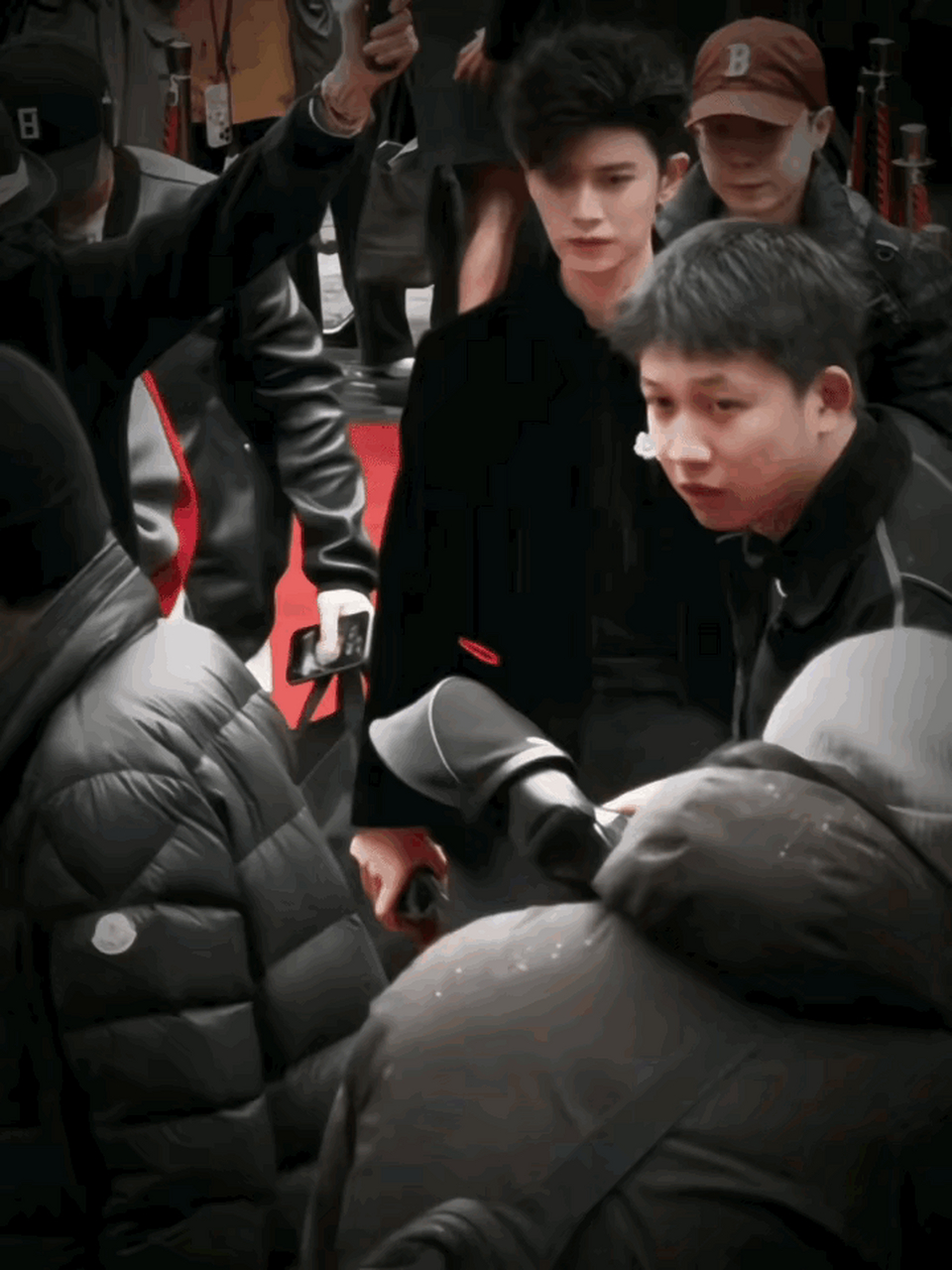 男明星走路姿势,谁才是你眼中最美的风景? 肖战走路——"劈叉式".