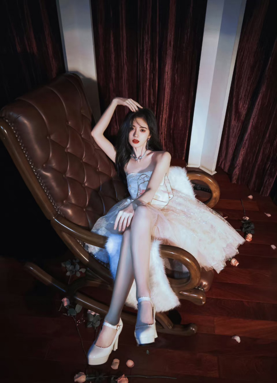 鞠婧祎,白色粉纱抹胸裙,红唇也显得好清纯唯美呢!