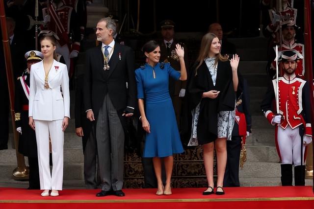 回顾:西班牙大公主成人礼,纯白西装显尊贵,妹妹蓝裙斗篷成焦点