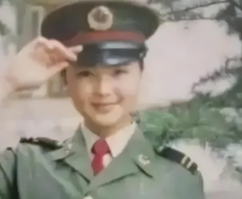 韩红曾自曝大学时是"校花",看了她18岁的照片,我被惊艳了!