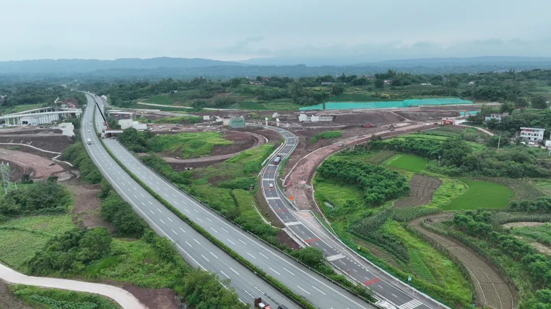合璧津高速公路首个节段钢箱梁吊装完成