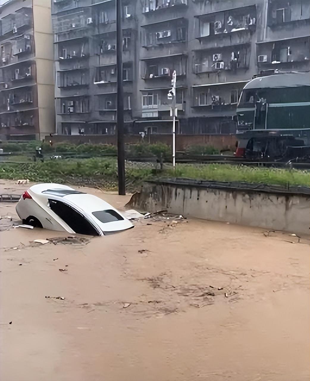 十堰暴雨图片