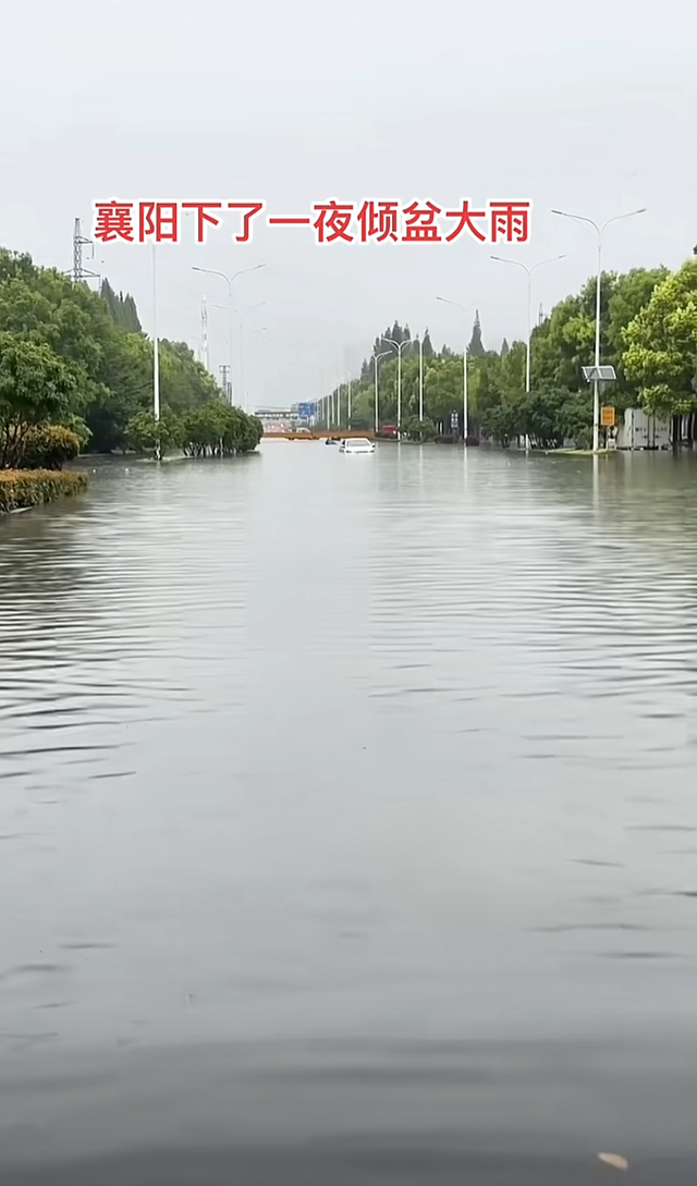 湖北襄阳暴雨水浸街:一场与水共舞的城市,车变船,路成河!