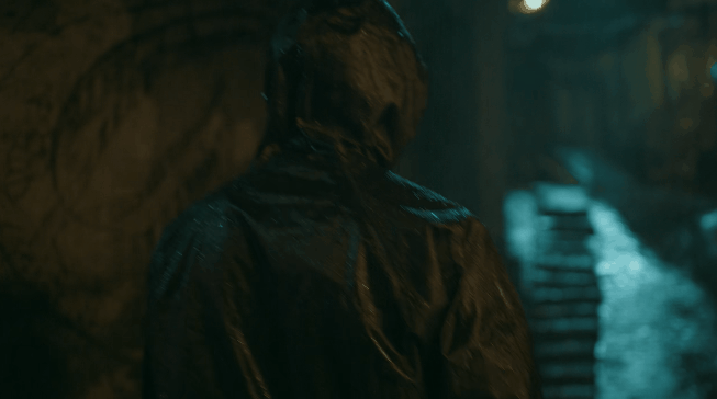 而随着一道闪电划过,窗外出现了一个身披雨衣的黑影.