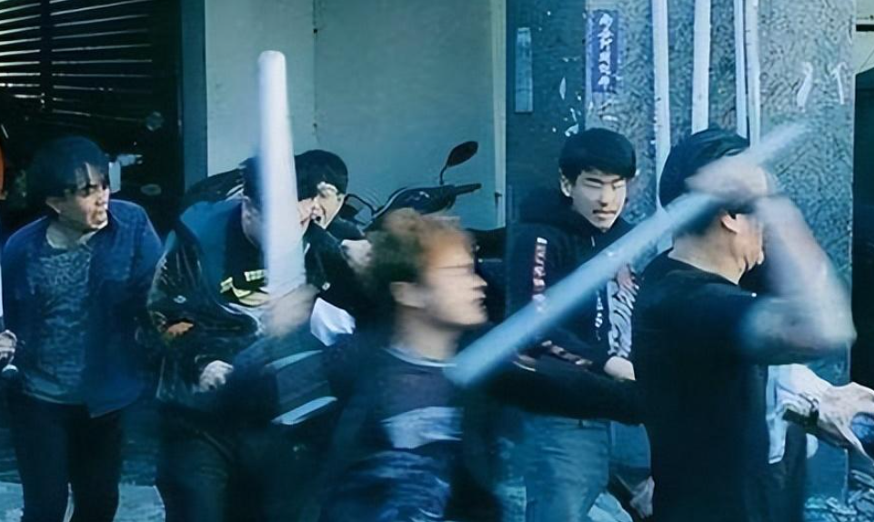 何鸿燊请霍英东喝茶,突然有江湖人怒摔茶杯,随后霍英东离开