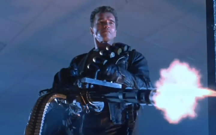 施瓦辛格手持加特林机枪狂射:正常人类根本做不到