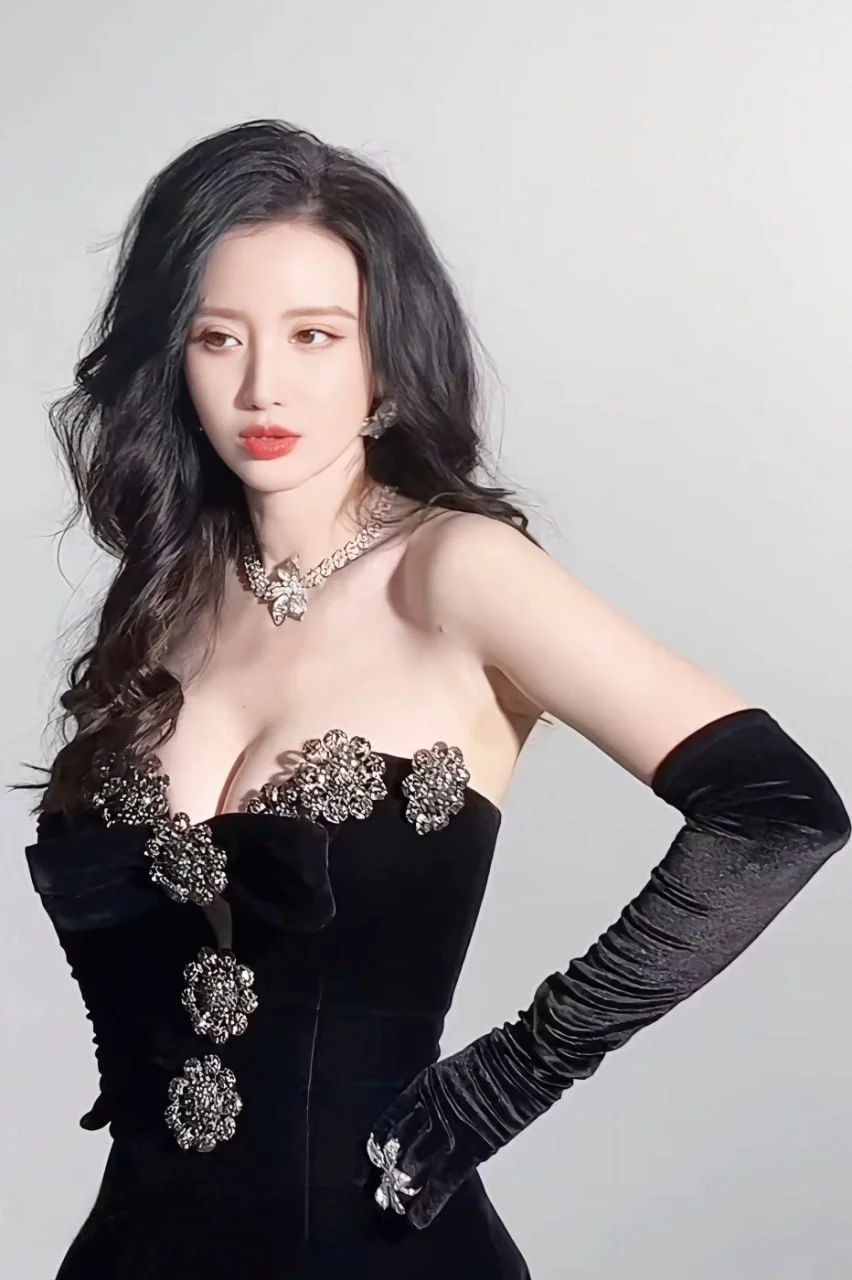 家人们,最近张萌的一组黑色深 v 礼服照简直杀疯啦!