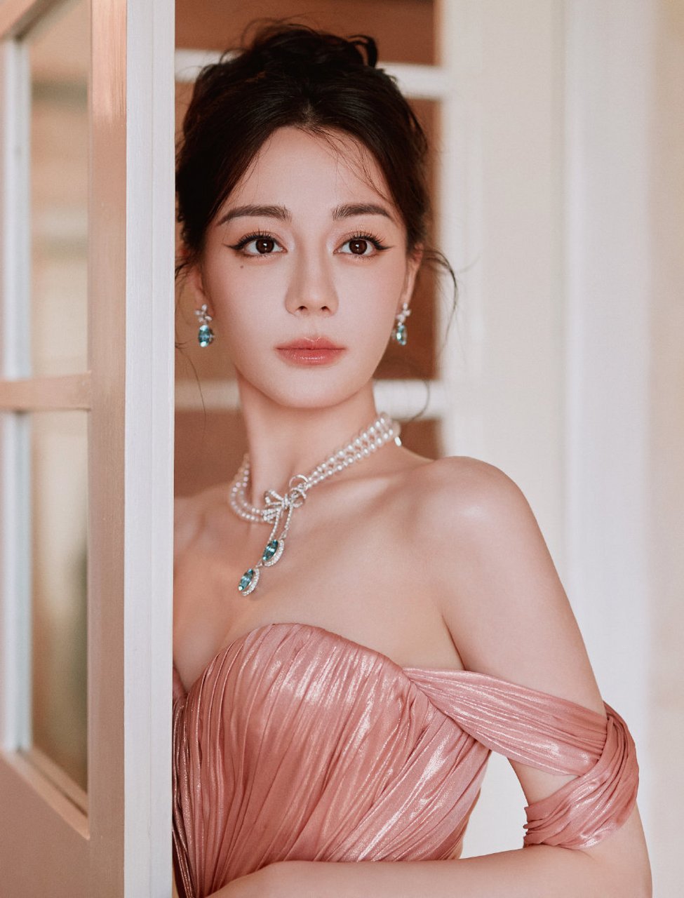 粉色浪漫,迪丽热巴抹胸长裙尽显柔美身姿,魅力四射