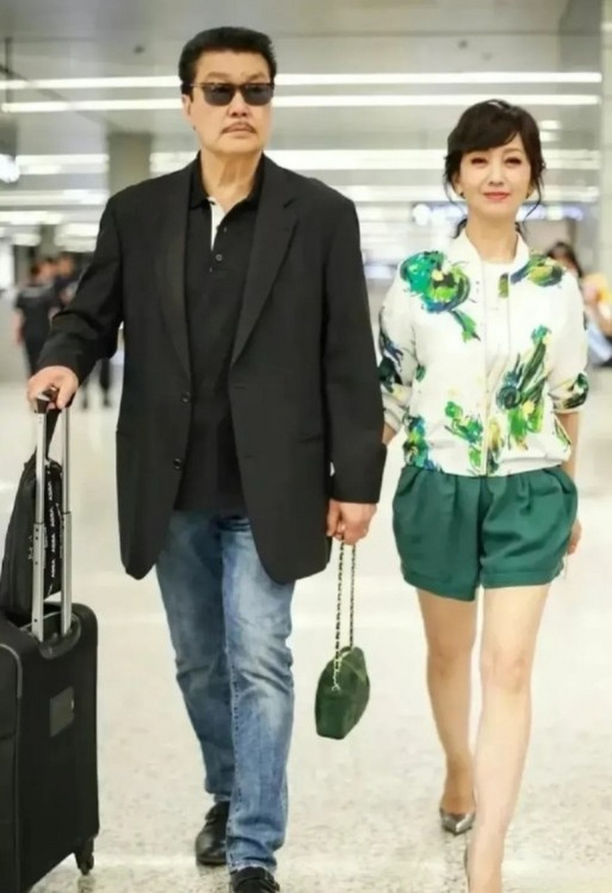这是一对娱乐圈的模范夫妻,赵雅芝和黄锦燊相濡以沫近40年,抚养3个