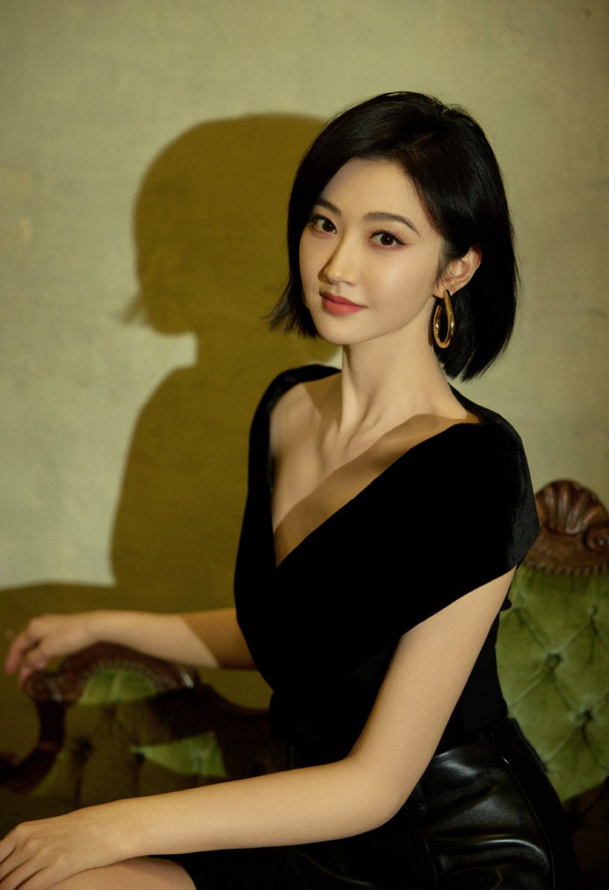 景甜时尚大片:深v黑裙勾勒优雅轮廓,婀娜身姿令人目不转睛