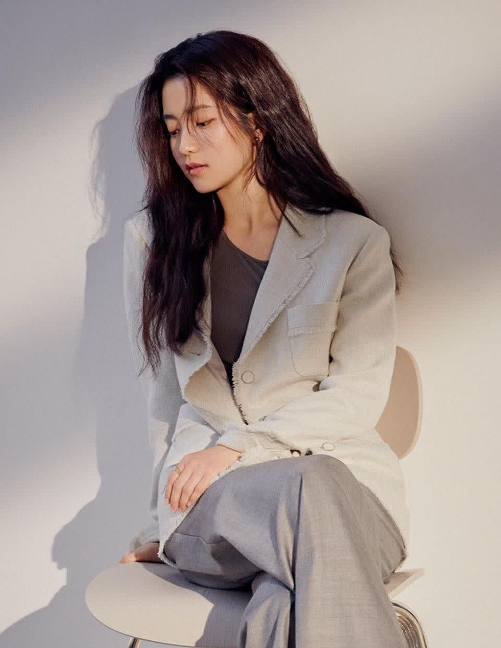 金泰梨2020春夏画报写真,精致五官,淡妆长发,甜美迷人