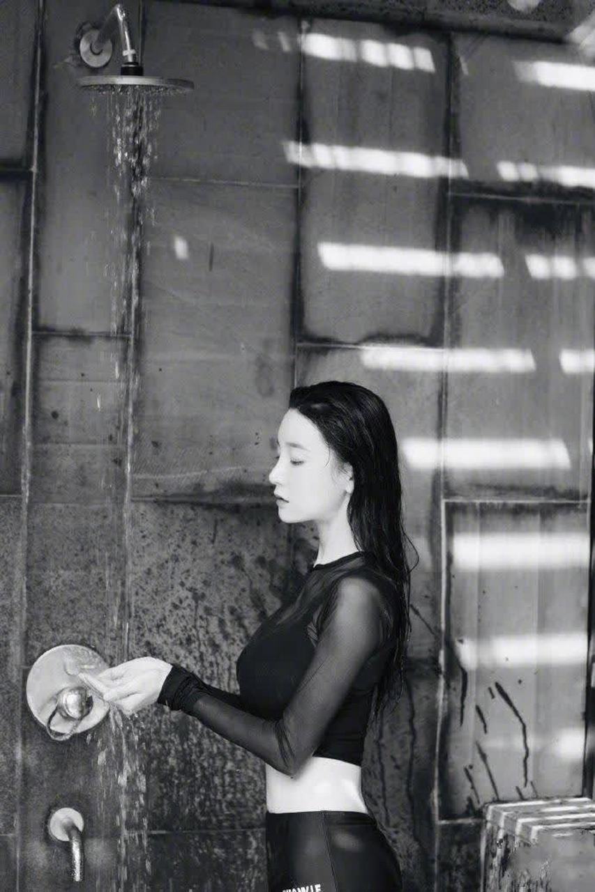 张檬大胆晒玩湿身黑色透视泳装照性感撩人