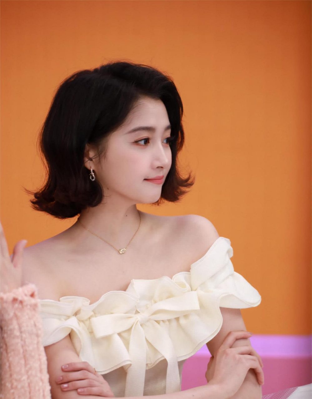 关晓彤白色露肩花朵裙