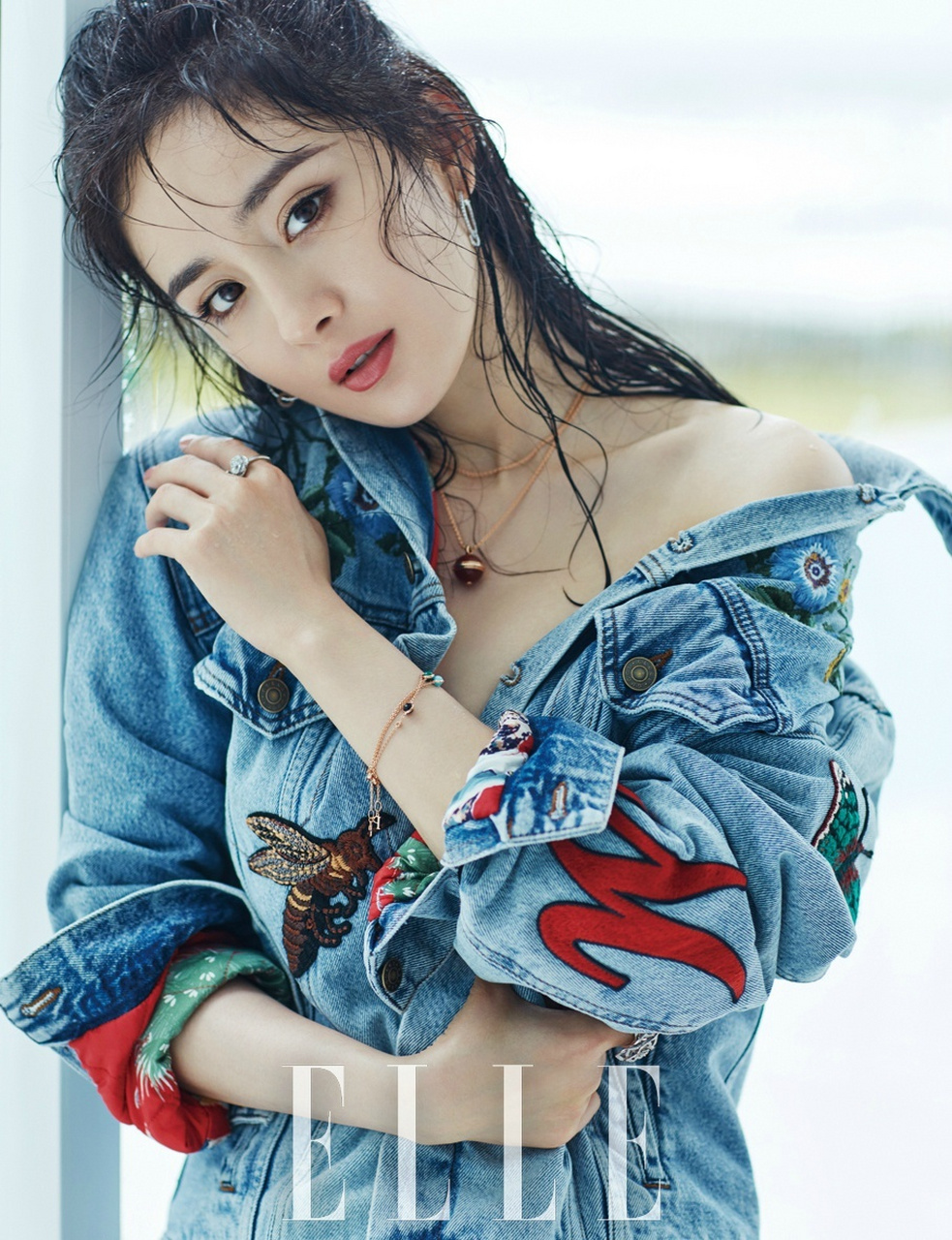 杨幂为某时尚杂志拍摄的双封面夏日大片