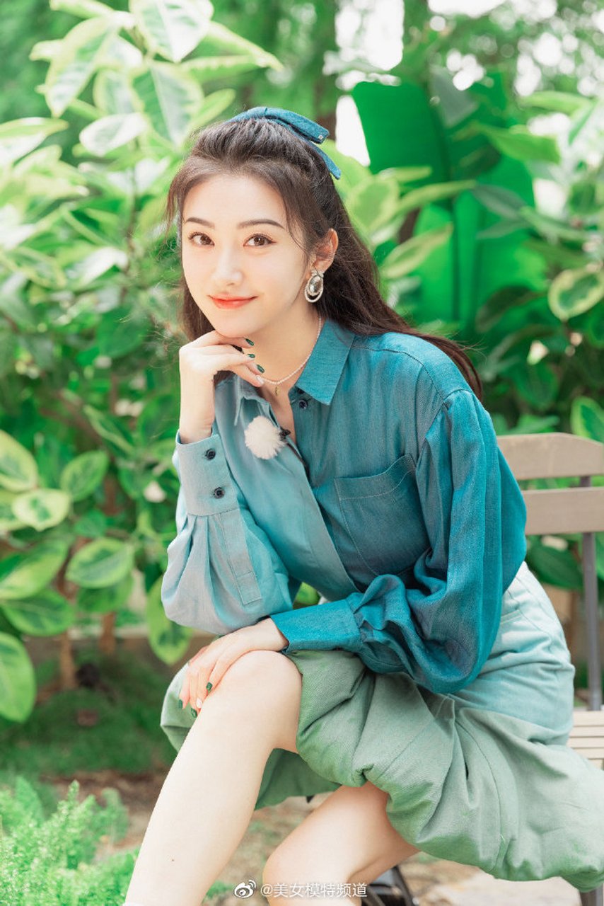 景甜一头公主卷发配蓝衬衫少女感满满(5)