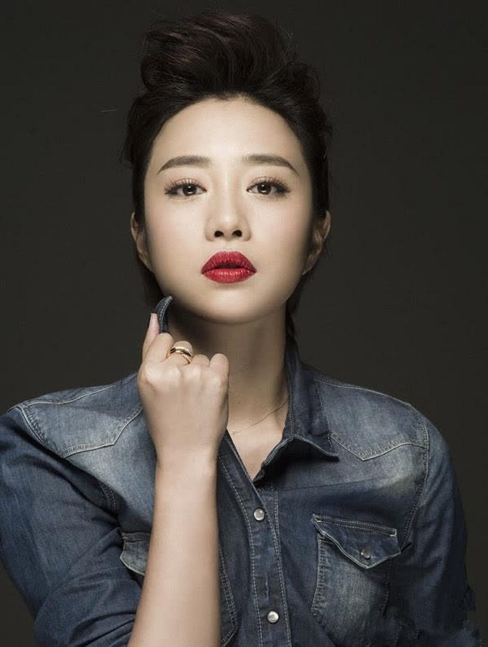 实力派演员张龄心短发个性写真