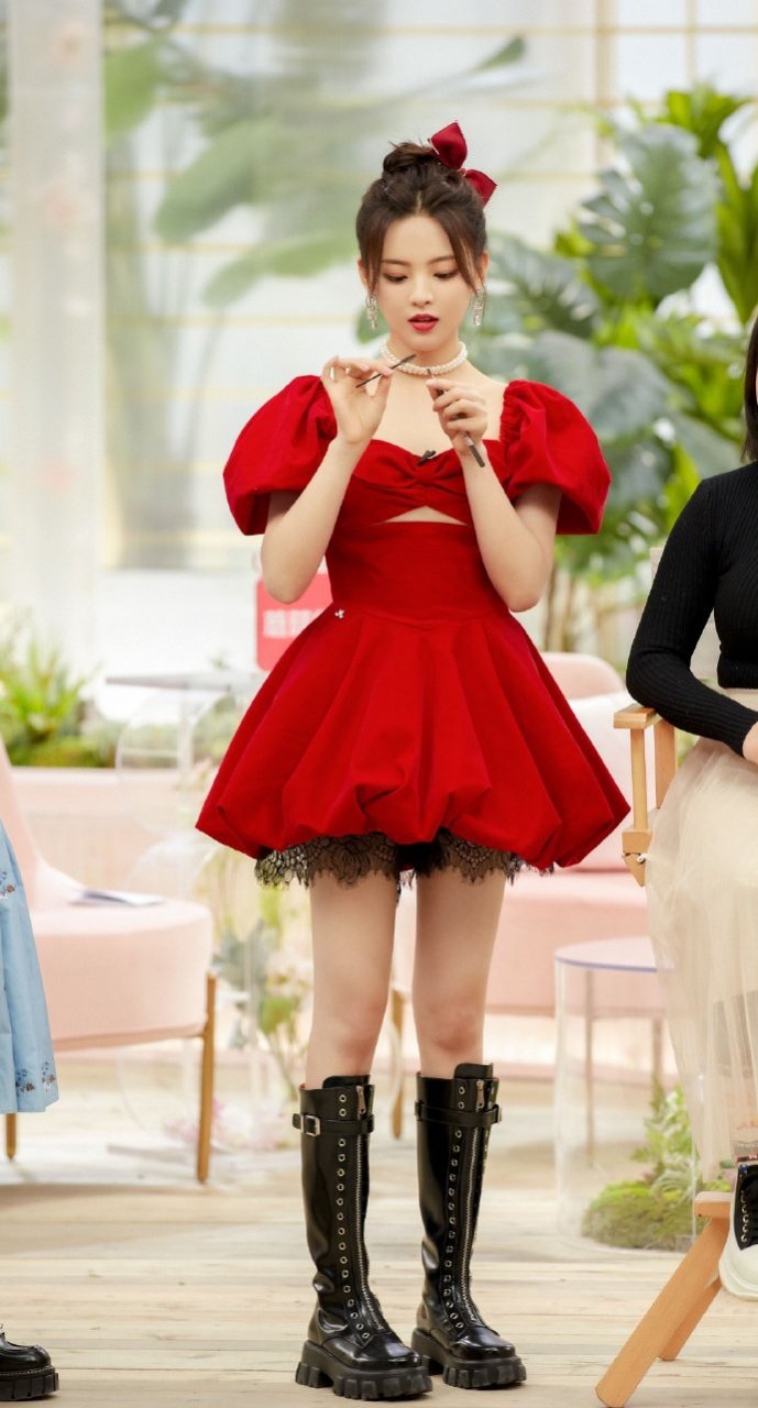 杨超越红色蓬蓬裙造型曝光可爱俏皮宛如在逃公主