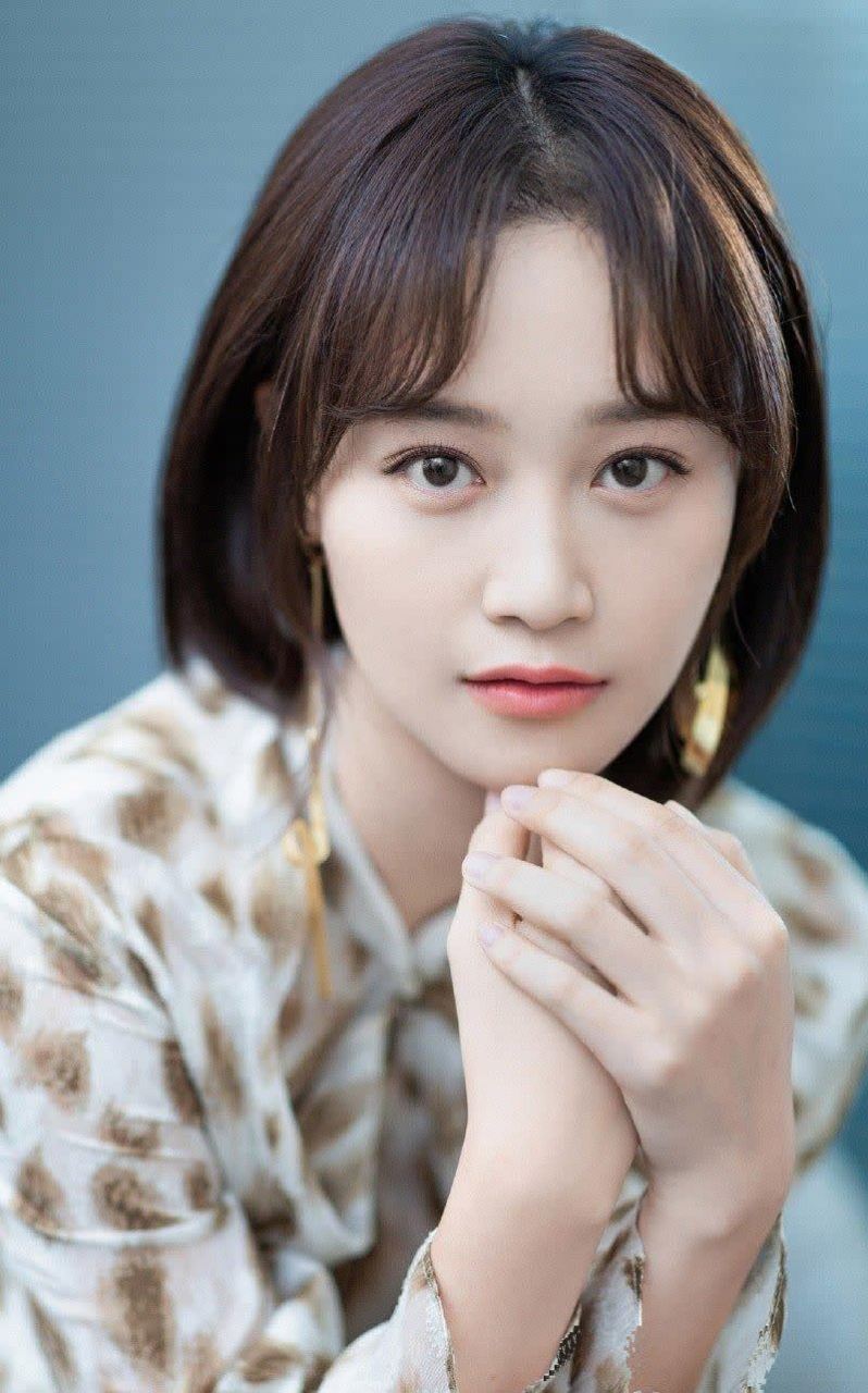 蓝盈莹,短发温婉气质