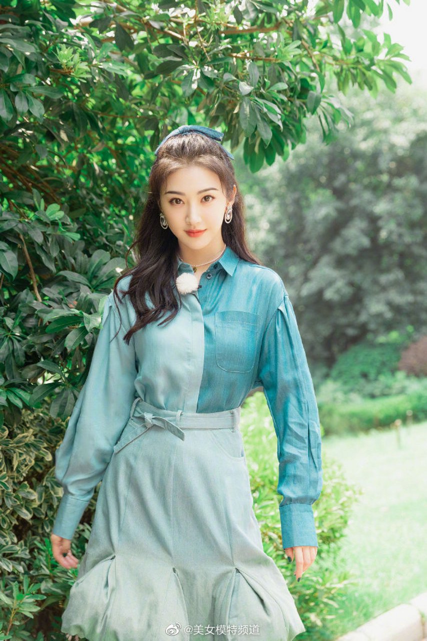 景甜一头公主卷发配蓝衬衫少女感满满(5)